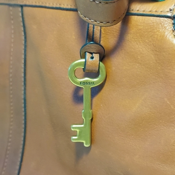 FOSSIL Crossbody Purse Soft Genuine Leather Bag Saddle Brown w Gold Key Charm - Picture 10 of 16